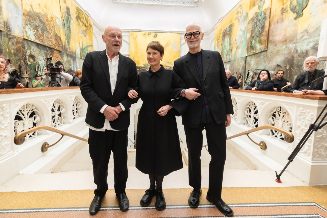 Press preview of Sag mir wo die Blumen sind at the Stedelijk Museum Amsterdam, March 5, 2025. Fltr: Anselm Kiefer, curator Leontine Coelewij and director Rein Wolfs. Photo: Maarten Nauw